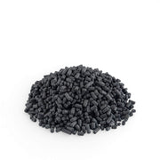 Haufen Aktivkohle-Pellets auf weißem Hintergrund