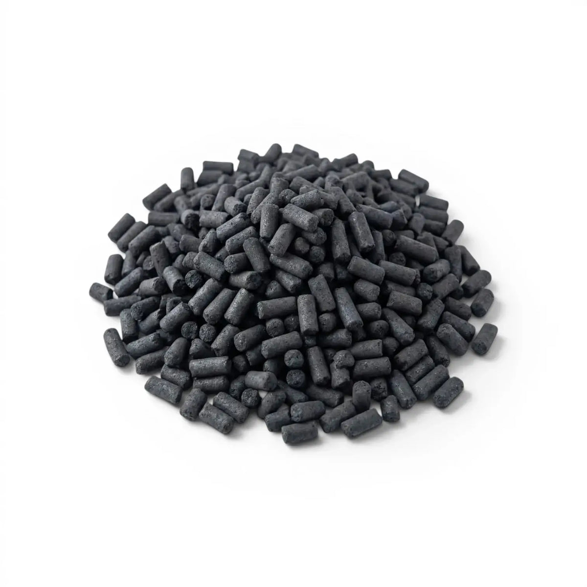 Haufen schwarzer Aktivkohle-Pellets auf weißem Hintergrund