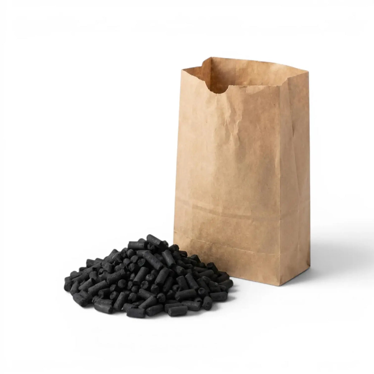 Braune Papiertüte mit schwarzen Aktivkohle-Pellets auf weißem Hintergrund