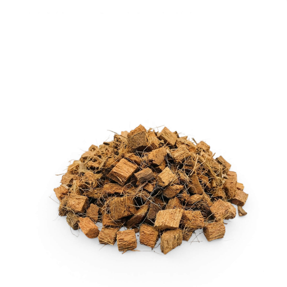 Haufen braune Kokoschips auf weißem Hintergrund