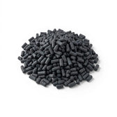 Haufen schwarzer Aktivkohle-Pellets auf weißem Hintergrund