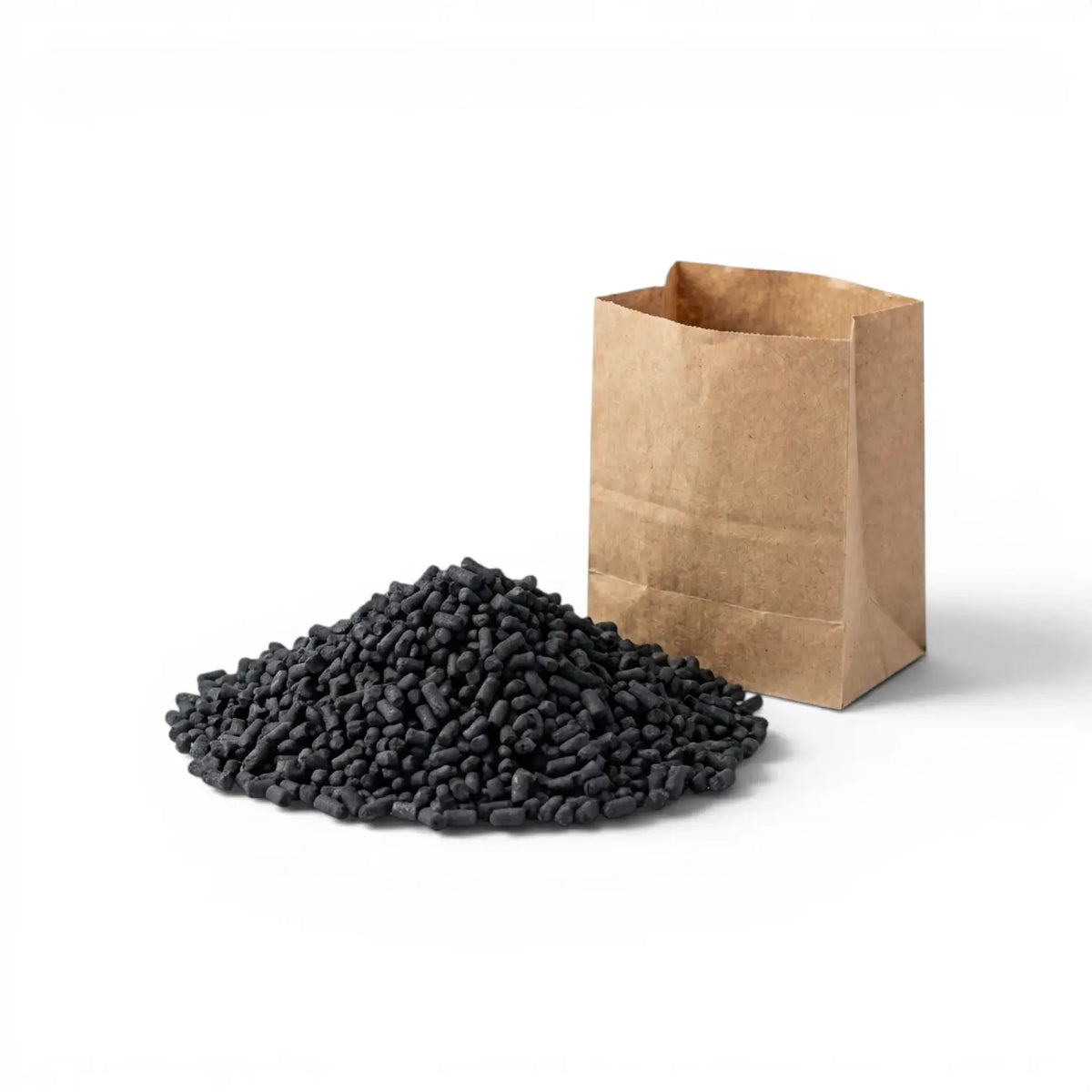Schwarze Aktivkohle-Pellets und braune Papiertüte auf weißem Hintergrund