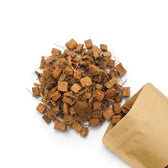 Kokoschips mit brauner Papiertüte auf weißem Hintergrund